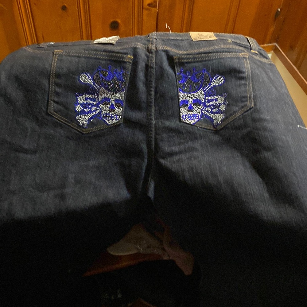 Women’s jeans with design on pockets
